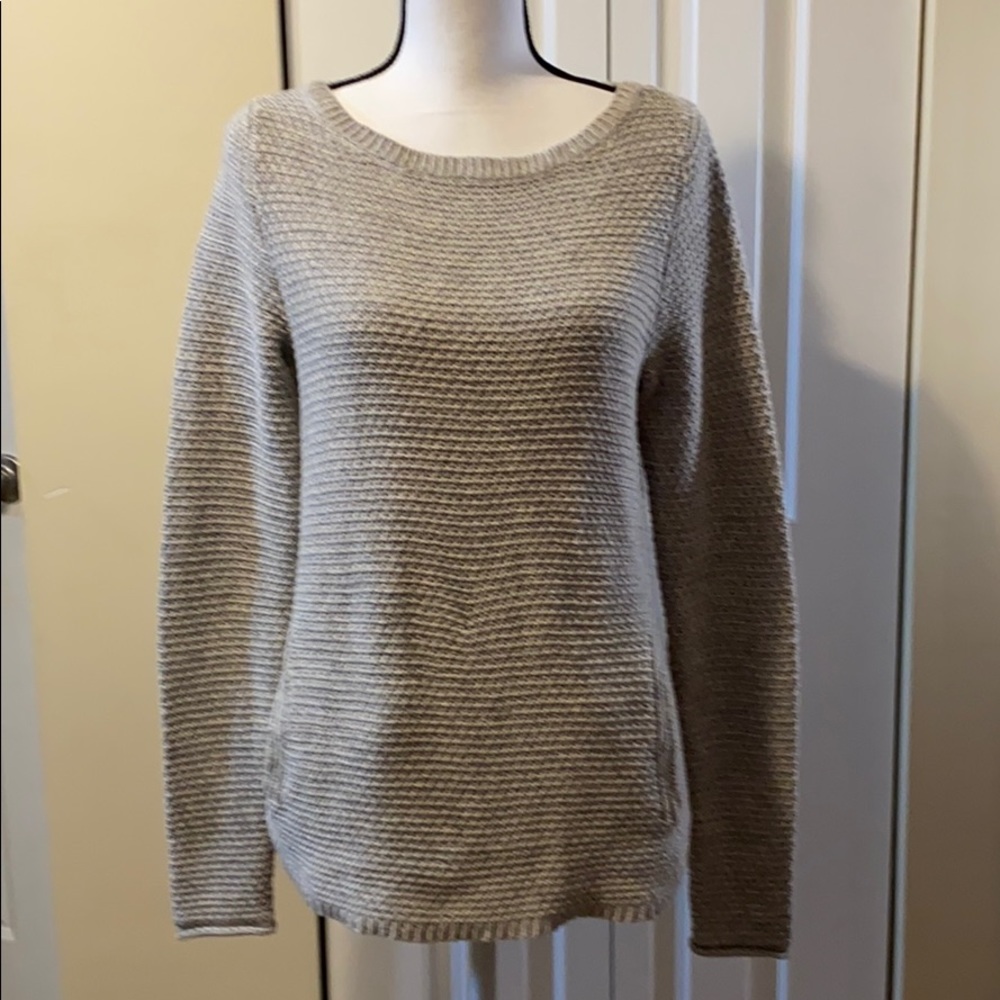 Akins Crew neck sweater - M like new!
